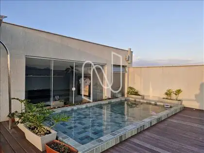 Piscina com deck ducha