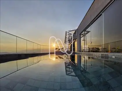 Piscina com deck ducha