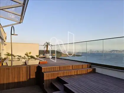 Piscina com deck ducha