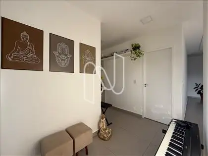Quarto sendo usado como escritório na cobert.