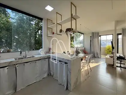 Cozinha em conceito aberto na cobertura
