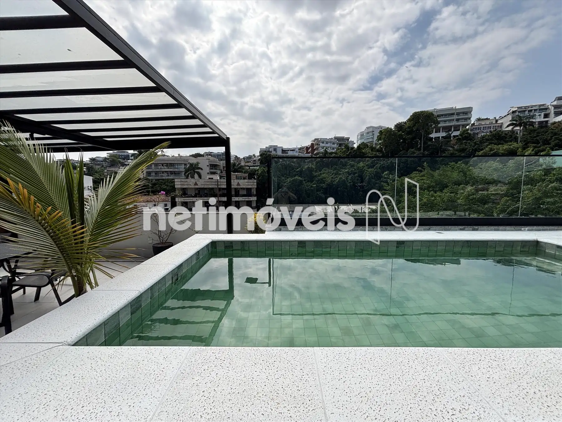 Piscina com deck e vista