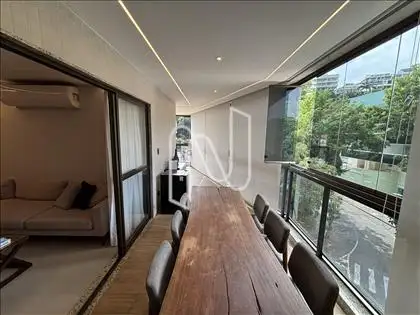 Varandão com acesso a sala e a suíte master