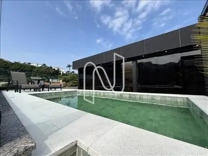 Piscina com deck e vista