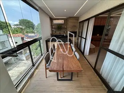 Varandão gourmet fechada com cortina de vidro