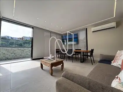 Salão de TV fechado com Blindex