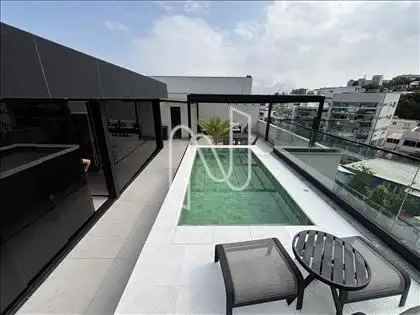 Piscina com deck e vista