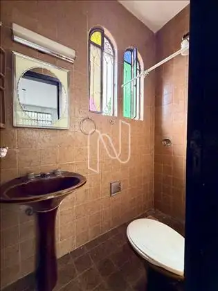 Banheiro suíte. 
