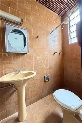 Banheiro suíte. 