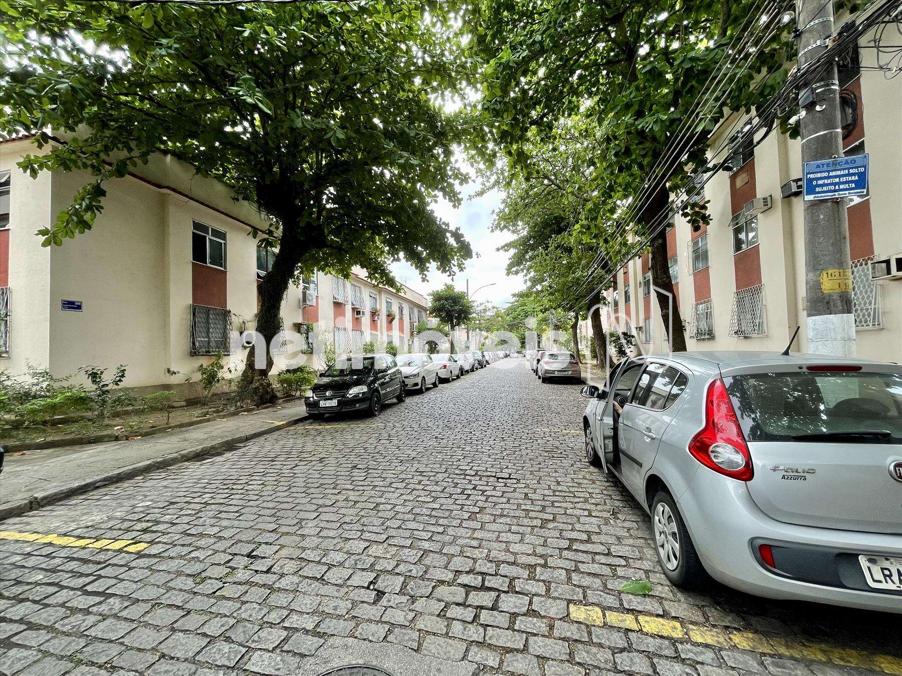 Rua do condomínio.