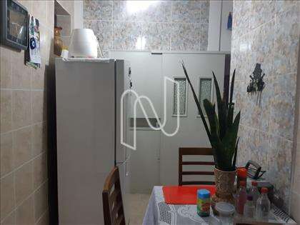 Cozinha com despensa e armários