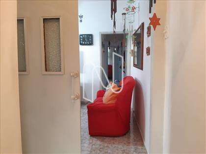 Sala intima com porta de correr