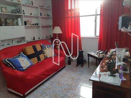 Sala com estante embutida