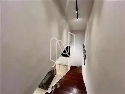 Escada de acesso ao segundo andar