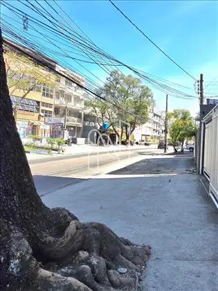 Vista do lado esquerdo do prédio