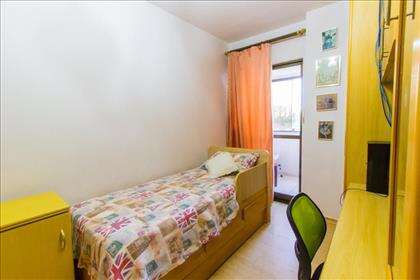 17 - Quarto 2 com varanda.jpg
