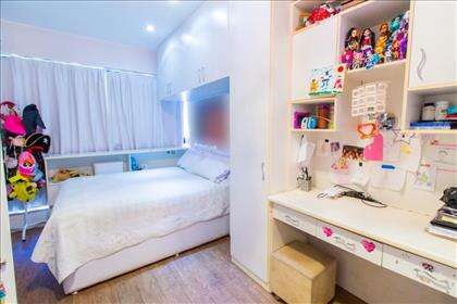 19 - Quarto 3 com armários planejados.jpg