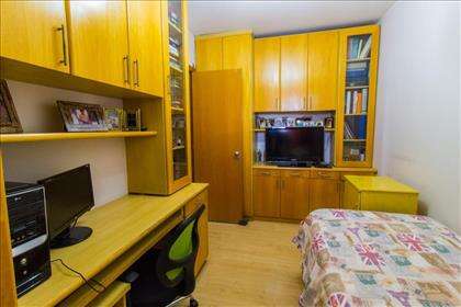 18 - Quarto 2 com armários planejados.jpg