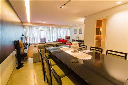 04 - Sala de estar com mesa para 10 lugares.