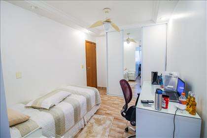 18 - Quarto com armários planejados.jpg