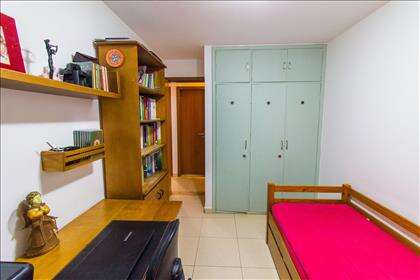 12 - Quarto 03 com armários planejados.jpg