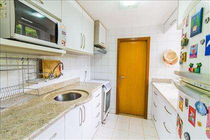 17 - Cozinha com armários planejados.jpg