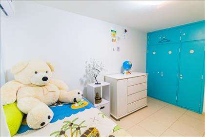 13 - Quarto 04 com armários planejados.jpg