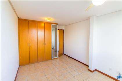 15 - Quarto 01 com armários planejados