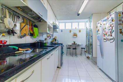 06 - Cozinha com diversos armários