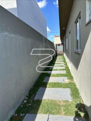 Visão do corredor lateral da casa