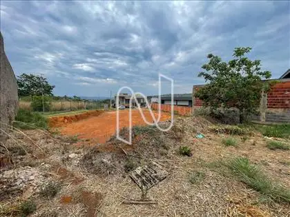  Lote de divisa ao fundo