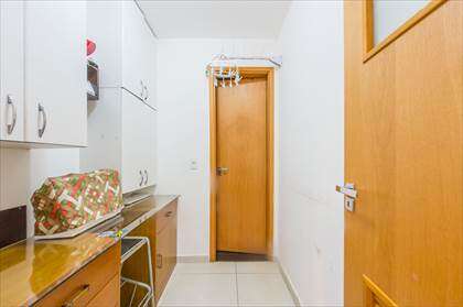 Quarto e banheiro de serviço.