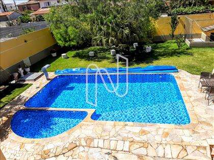 PISCINA COM PARTE DO JARDIM.