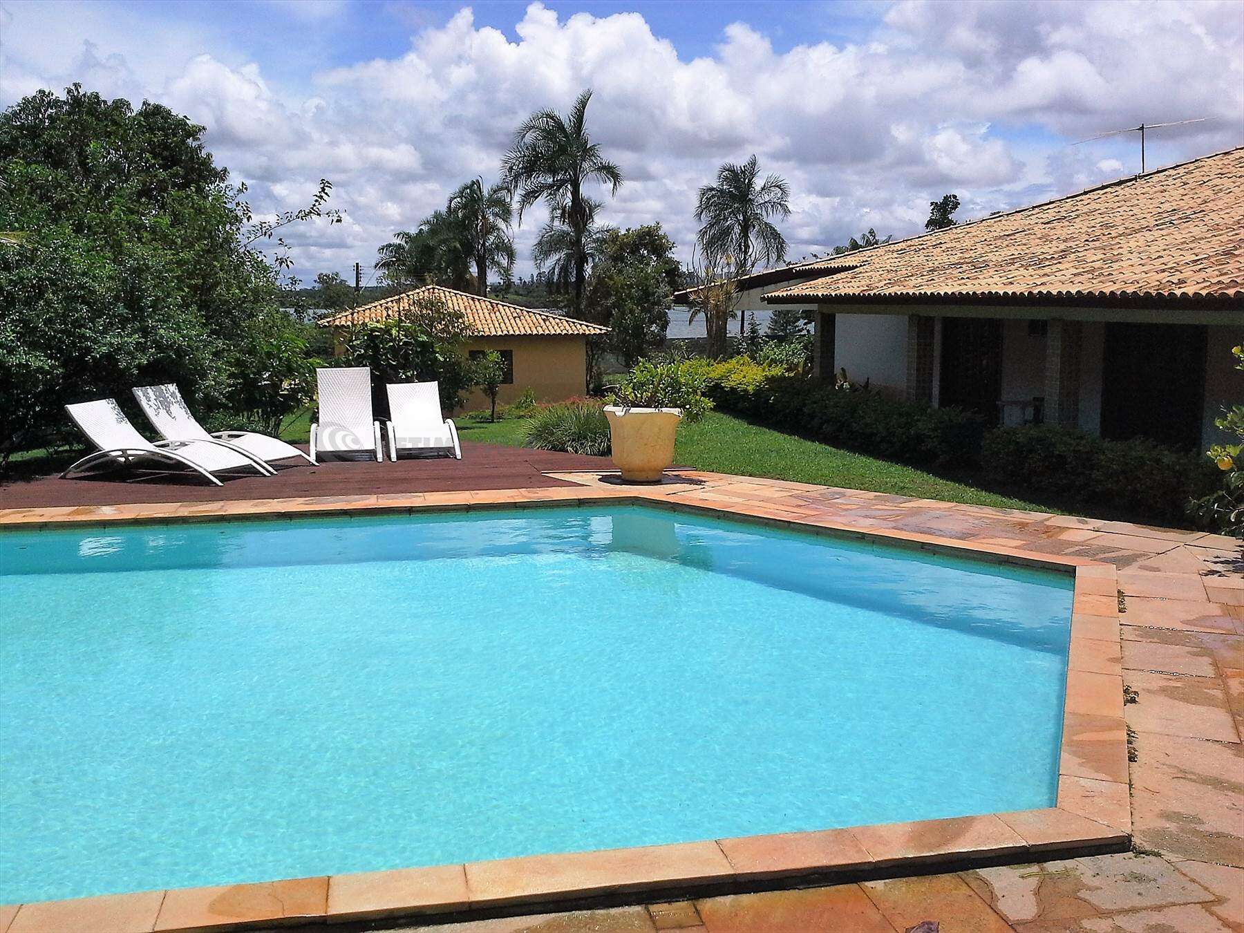 Piscina vista da área de lazer