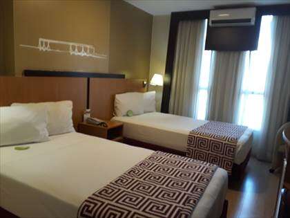 Quarto com 02 camas.