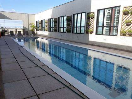 Piscina com raia.
