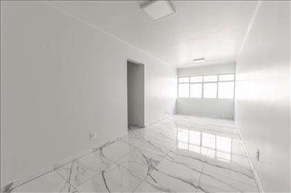 Ampla sala para dois ambientes.