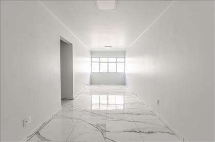 Piso todo em porcelanato.