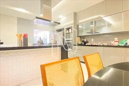 Cozinha e sala de jantar 