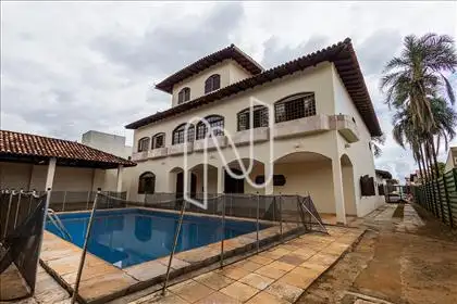 Fachada interna e piscina