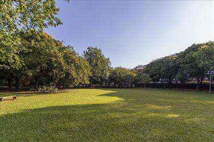 Campo em frente ao prédio