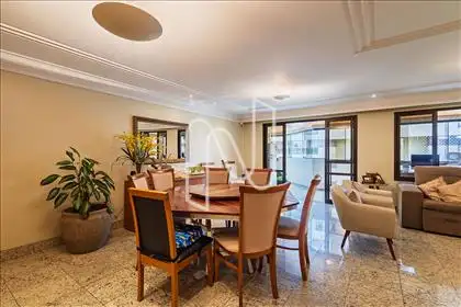 Sala de jantar e varanda 