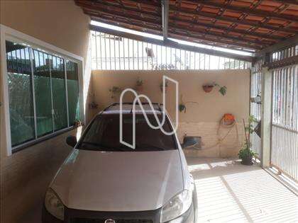 Garagem coberta para 03 carros.