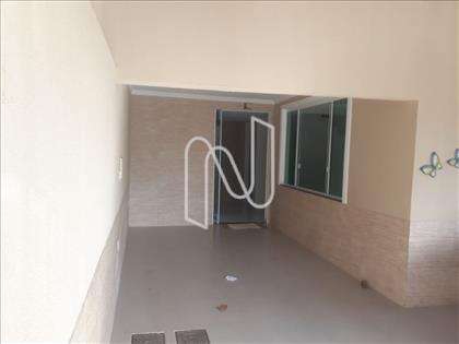 Garagem coberta para 3 carros.