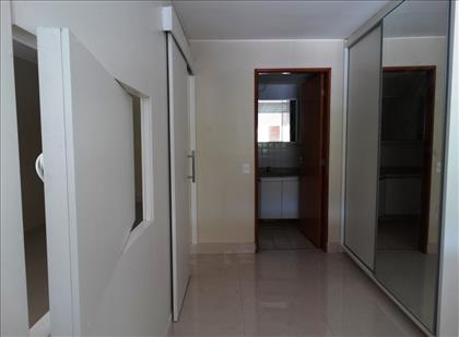 Quarto com acesso ao banheiro 