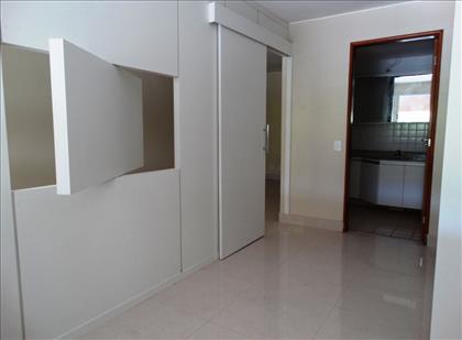 Quarto com acesso ao banheiro e local p/Tv 