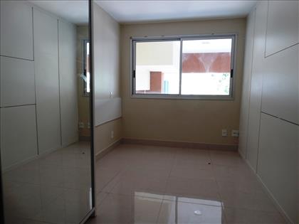 Quarto com armários, local para Tv rotatório 