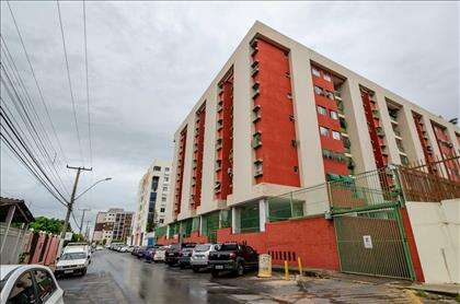 Fachada pela rua de acesso a garagem