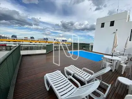 Piscina e área para banho de sol 