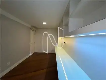 Quarto com armários 